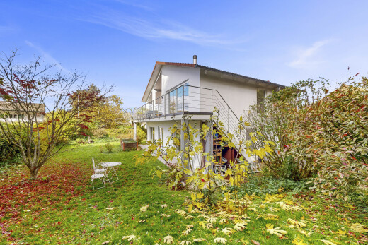 façade avec pelouse, bardage en stuc, property visible, day time, et terrasse