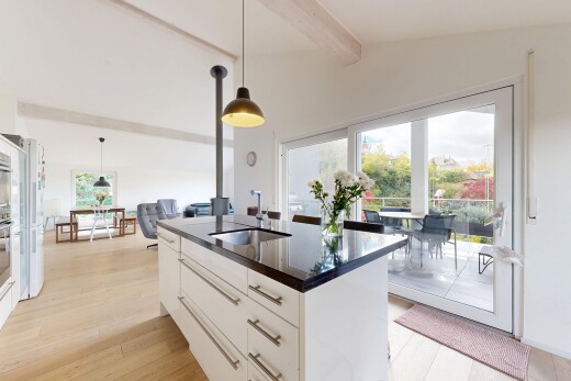 küche mit pendelleuchte, weiße schränke, natürliches licht, natural light, und dachschräge