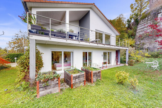 außenansicht mit terrasse, stuckverkleidung, rasen, day time, und property visible