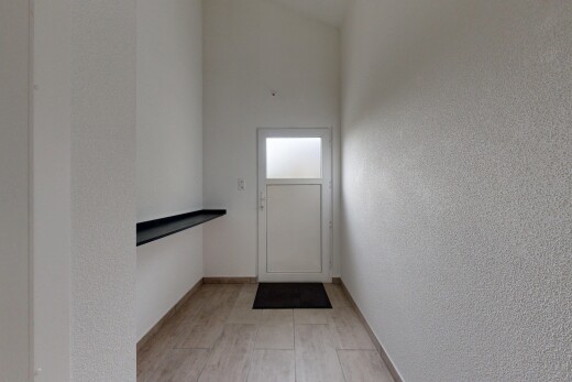 couloir avec inside property, baseboards wall, plinthes murales, natural light, et lumière naturelle