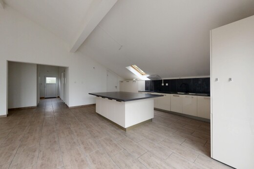 cuisine avec puits de lumière, plans de travail, vaulted ceiling, plafond voûté, et beamed ceiling