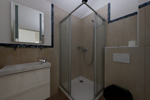 salle de bains avec tile wall, mur en carrelage, lavabo (ou coiffeuse selon le contexte), salle de bain complète, et miroir