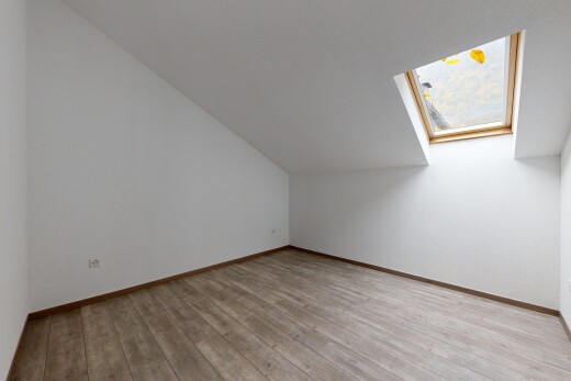 pièce vide avec inside property, drywall, cloison sèche, wood finish floor, et sol en finition bois