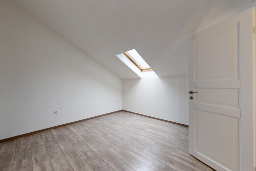pièce vide avec vaulted ceiling, plafond voûté, puits de lumière, inside property, et low ceiling