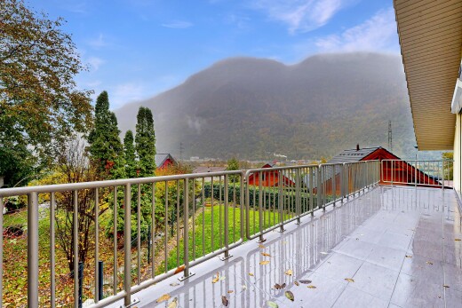 balcon avec vue sur la montagne, mountain view, day time, from property, et terrasse