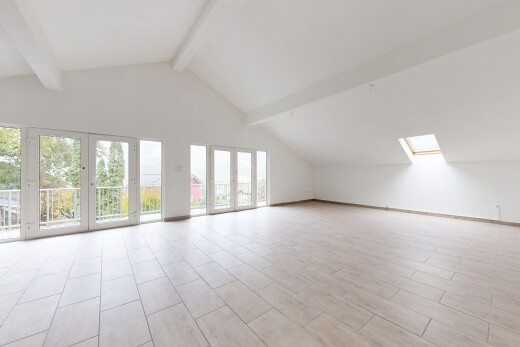 pièce vide avec drywall, cloison sèche, vaulted ceiling, plafond voûté, et natural light