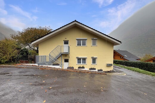 außenansicht mit stuckverkleidung, property visible, day time, und treppen