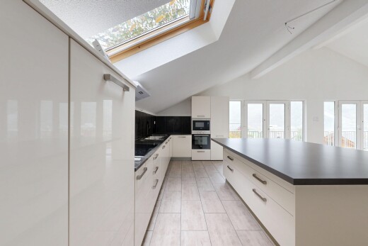 küche mit arbeitsplatten, natürliches licht, natural light, dachfenster, und inside property