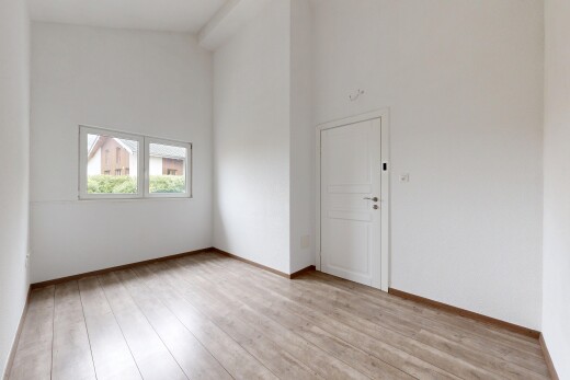 pièce vide avec high ceiling, plafond haut, natural light, lumière naturelle, et drywall