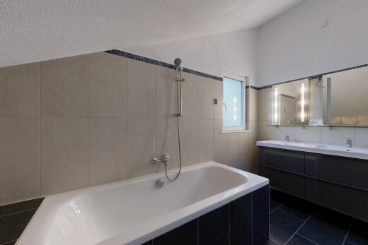 salle de bains avec miroir, salle de bain complète, double vasque, inside property, et douche-bain combinés