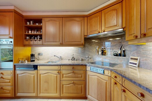 küche mit küchenrückwand beim herd, küchenrückwand beim Herd, stein arbeitsplatten, bogenförmige schränke, und offene regale