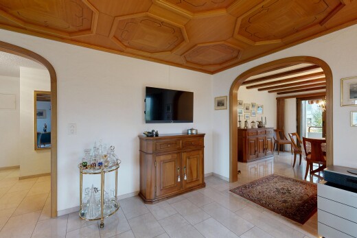 halle / korridor mit gewölbte gehwege, fernseher, beamed ceiling, balkendecke, und drywall