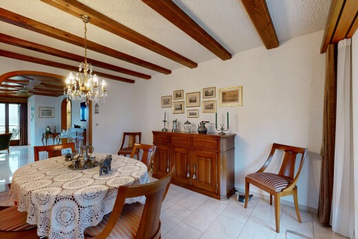 esszimmer mit gewölbte gehwege, inside property, balkendecke, beamed ceiling, und gipskartonwand