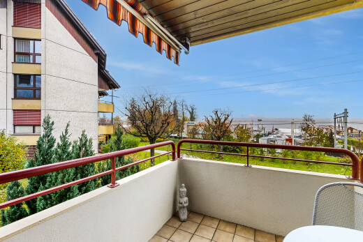 balkon mit balkon, power lines view, day time, und from property