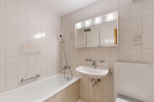 bad mit fliesenwand, tile wall, spiegel, komplettes badezimmer, und inside property