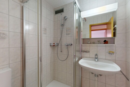 bad mit tile wall, fliesenwand, spiegel, komplettes badezimmer, und inside property