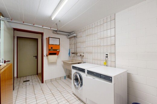 wäschekammer mit inside property, tile floor, fliesenboden, und tumbler
