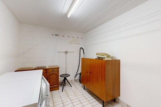 zimmer / schlafzimmer mit inside property, tile floor, fliesenboden, drywall, und gipskartonwand