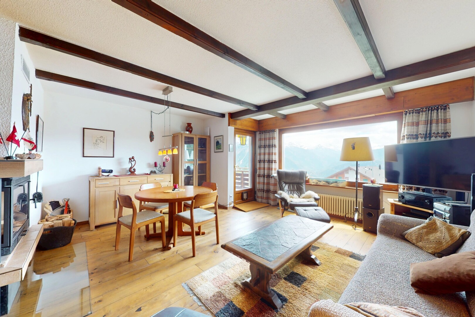 wohn- / esszimmer mit fernseher, kühler, balkendecke, beamed ceiling, und inside property