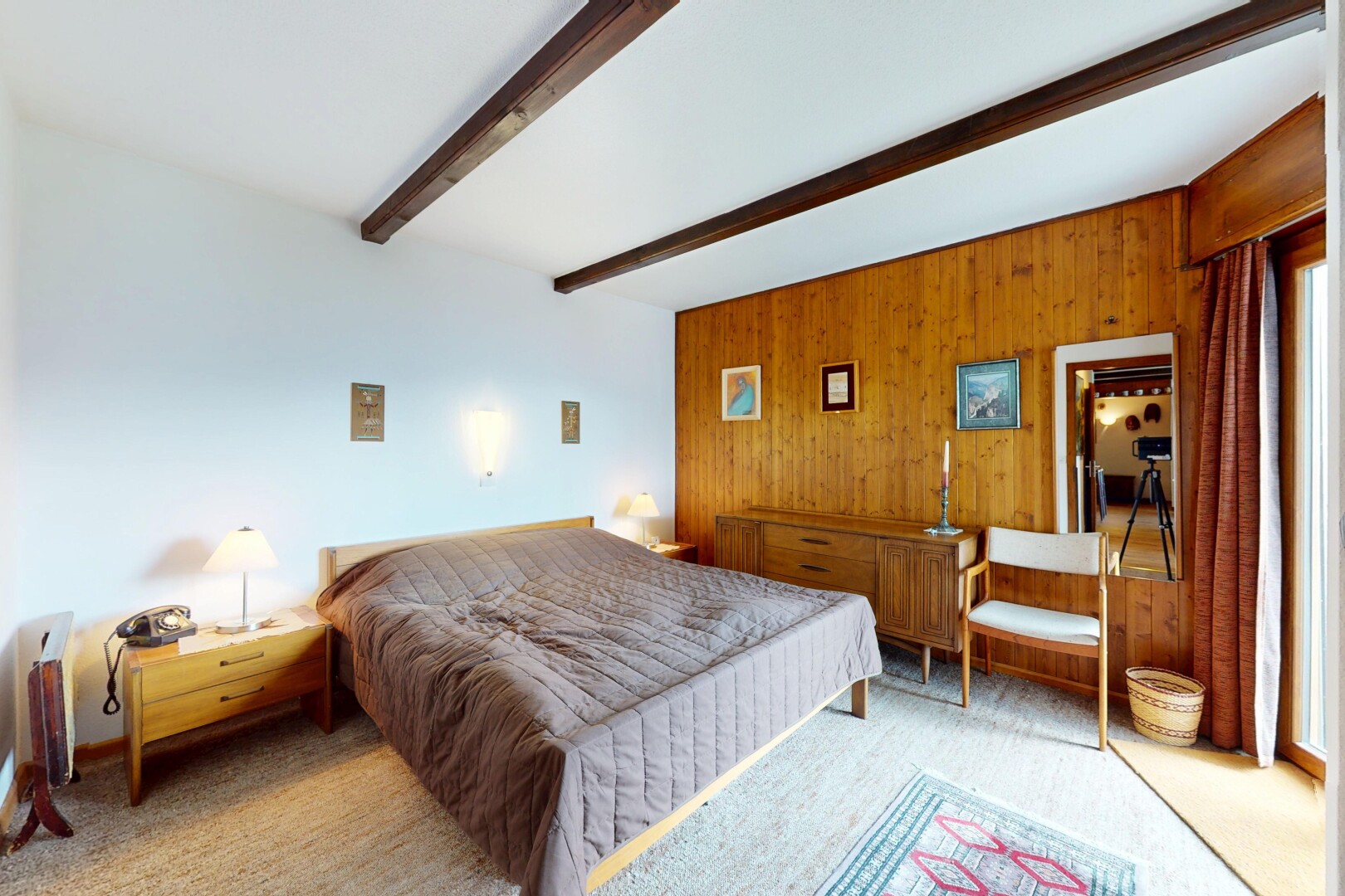 zimmer / schlafzimmer mit beamed ceiling, balkendecke, carpet, teppich, und wood wall