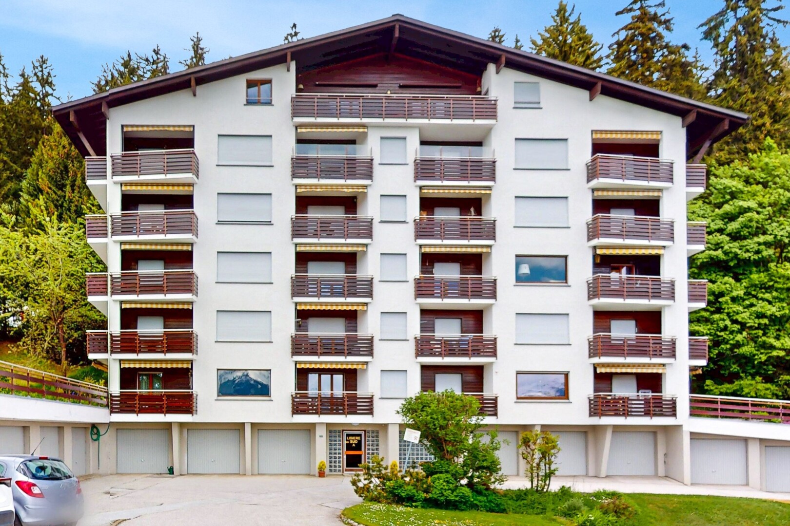 außenansicht mit property visible, apartment complex view, blick auf wohnanlage, und day time