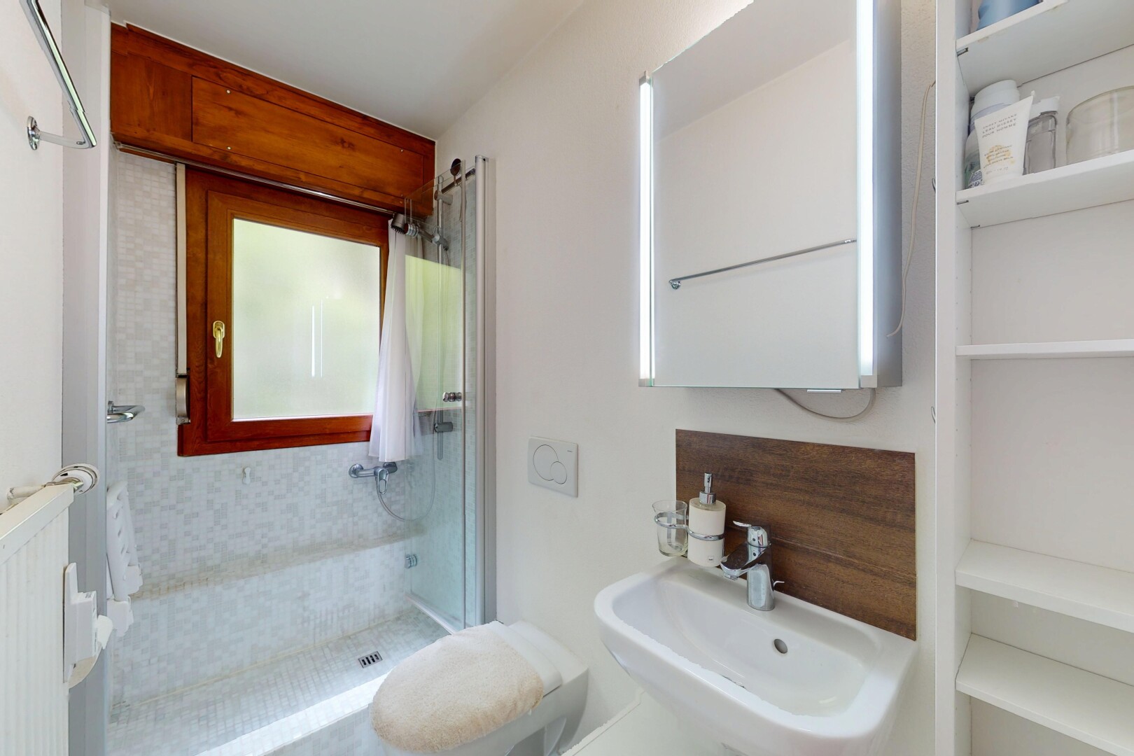 bad mit dusche, komplettes badezimmer, inside property, gipskartonwand, und drywall