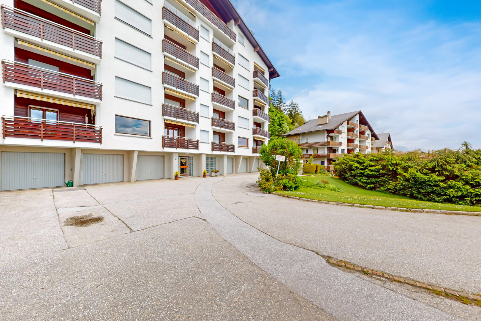 außenansicht mit day time, eingebaute garage, auffahrt, und property visible