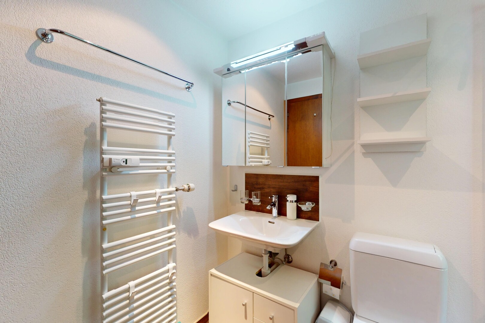 bad mit kühler, handtuchwärmer, toilette, inside property, und spiegel