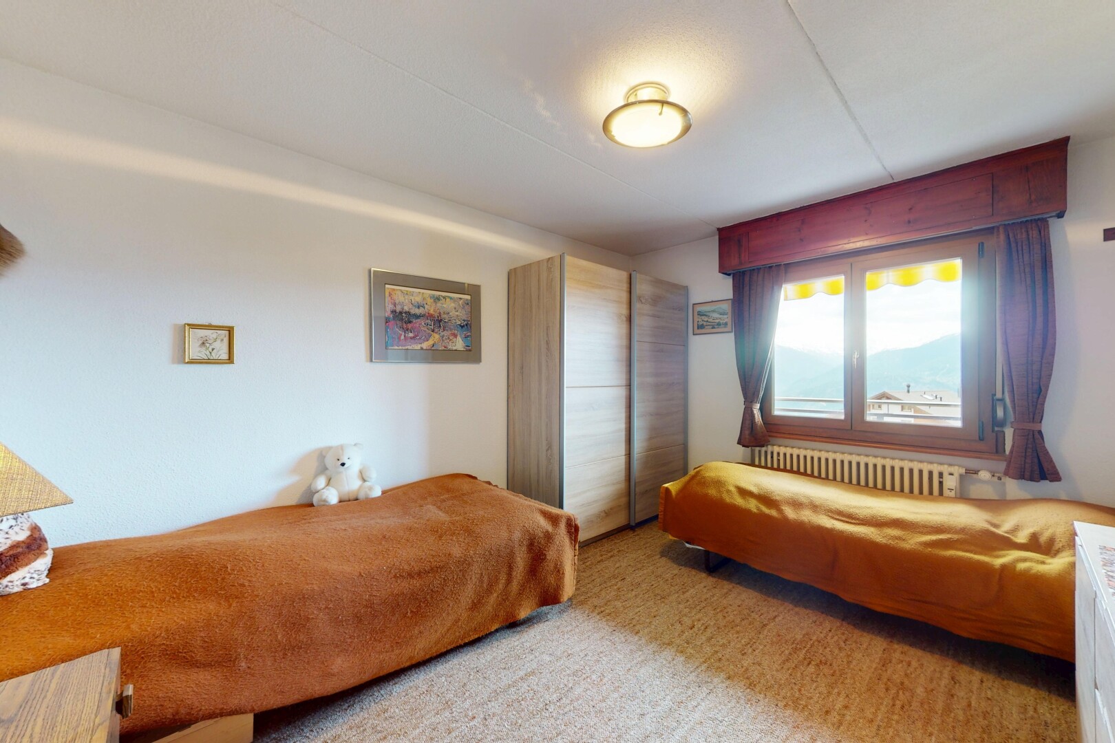 zimmer / schlafzimmer mit kühler, natural light, natürliches licht, inside property, und drywall
