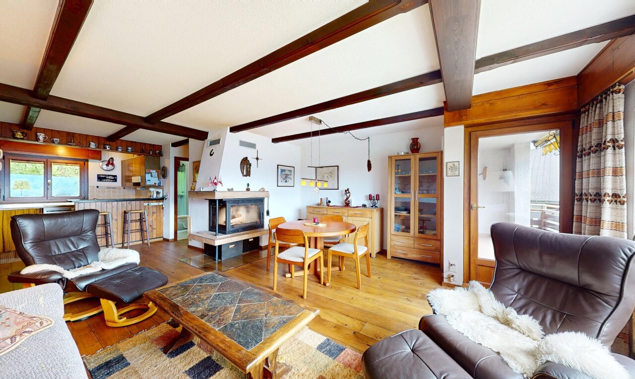 wohn- / esszimmer mit inside property, beamed ceiling, balkendecke, natural light, und natürliches licht
