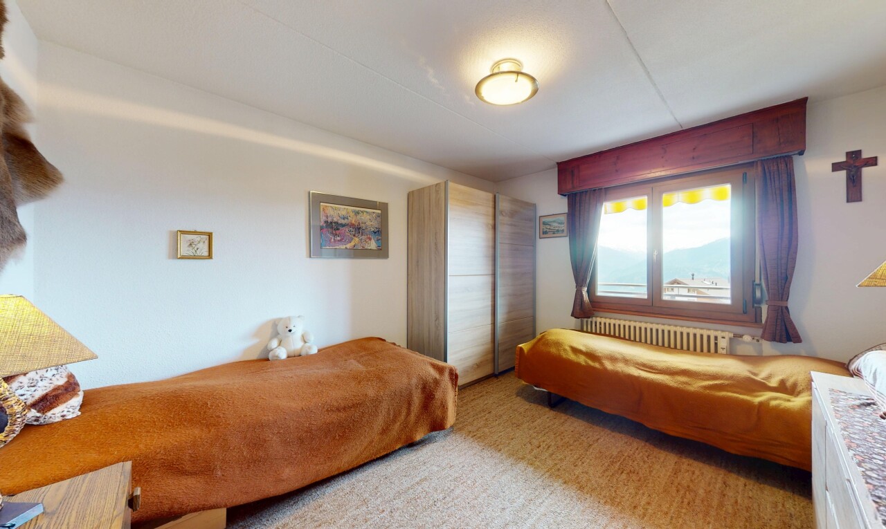 zimmer / schlafzimmer mit kühler, natural light, natürliches licht, inside property, und drywall