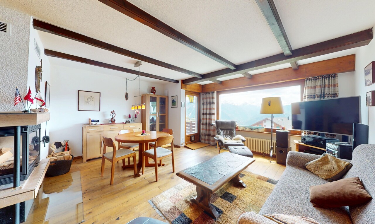 wohn- / esszimmer mit fernseher, kühler, balkendecke, beamed ceiling, und inside property
