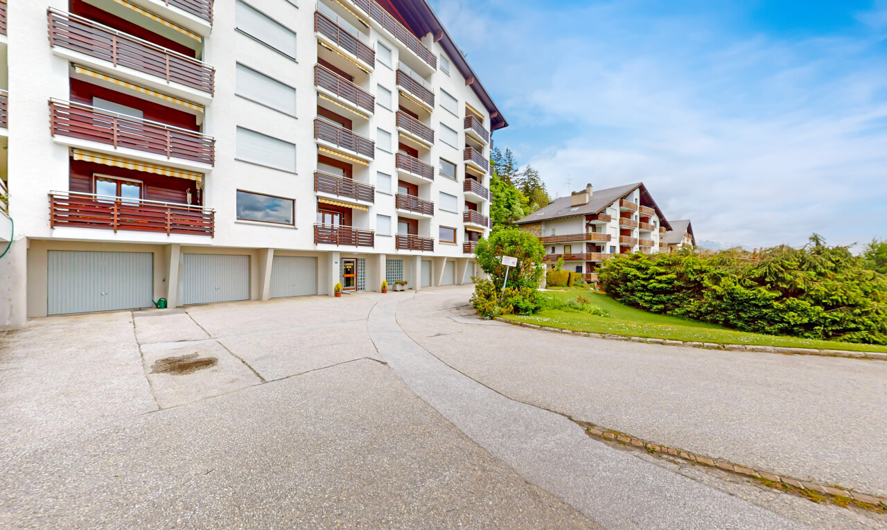 außenansicht mit day time, eingebaute garage, auffahrt, und property visible