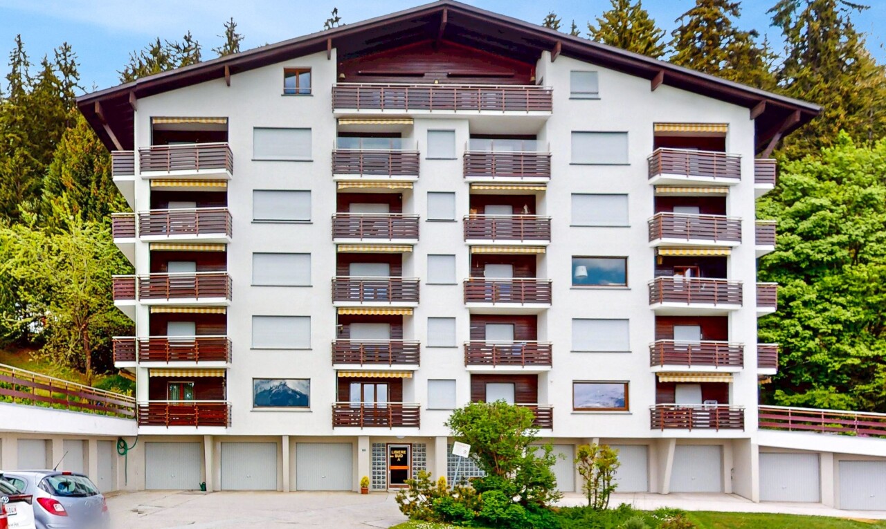 außenansicht mit property visible, apartment complex view, blick auf wohnanlage, und day time