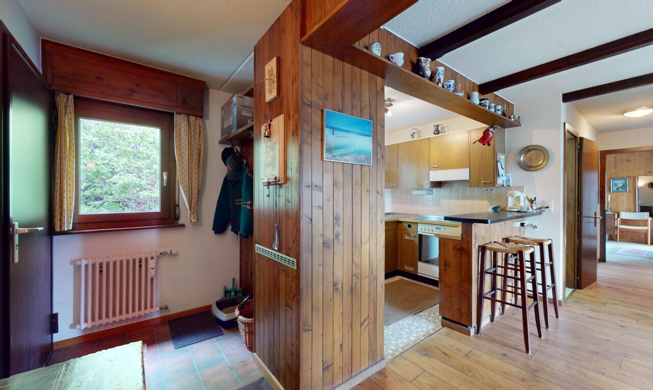 küche mit kühler, natürliches licht, natural light, inside property, und küchenrückwand beim herd