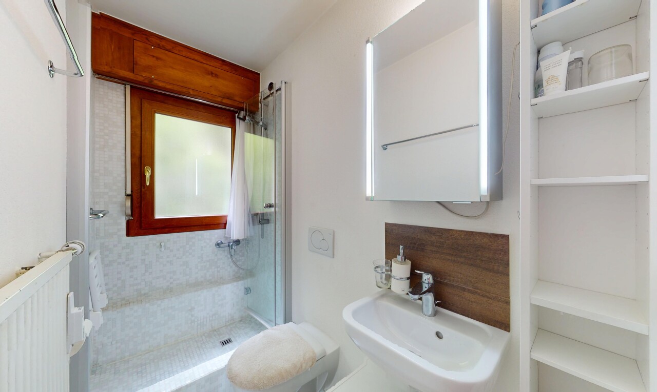 bad mit dusche, komplettes badezimmer, inside property, gipskartonwand, und drywall