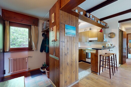 cuisine avec radiateur, lumière naturelle, natural light, inside property, et dosseret