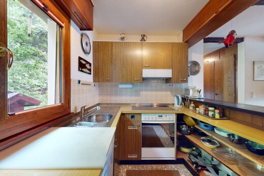 cuisine avec four, hotte, évier, plaque de cuisson, et backsplash