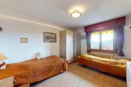 chambre avec radiateur, natural light, lumière naturelle, inside property, et drywall