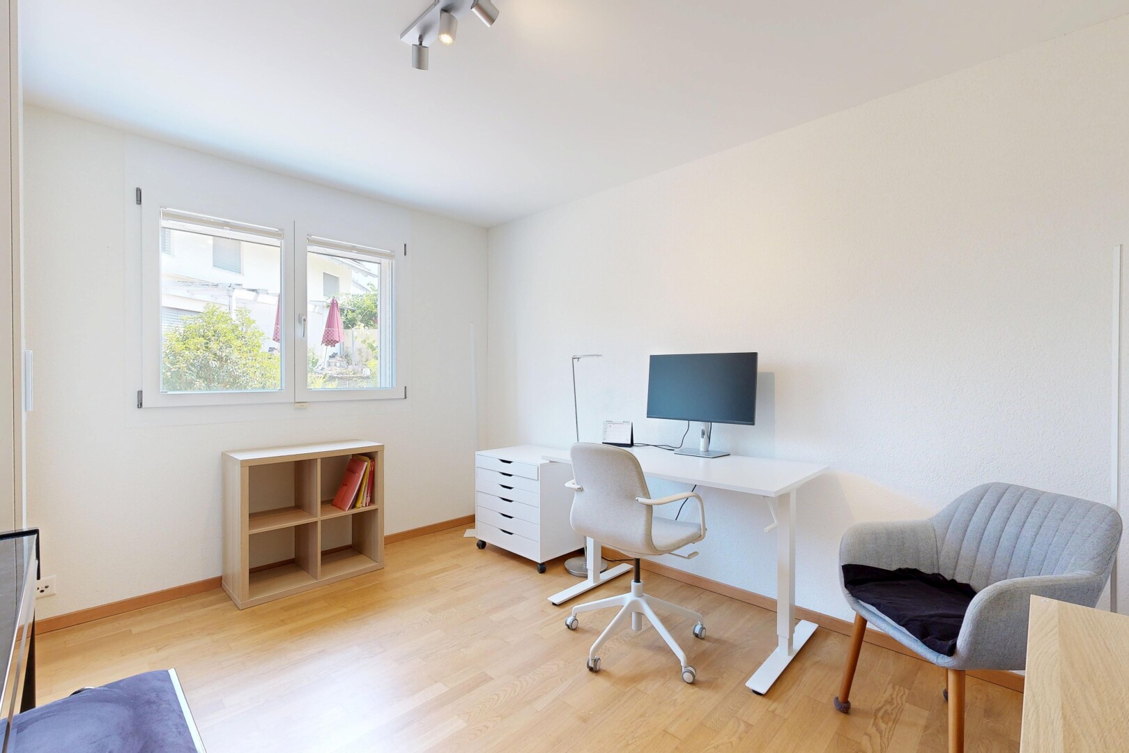 büro mit deckenbeleuchtung, holzfußboden, wood finish floor, gipskartonwand, und drywall
