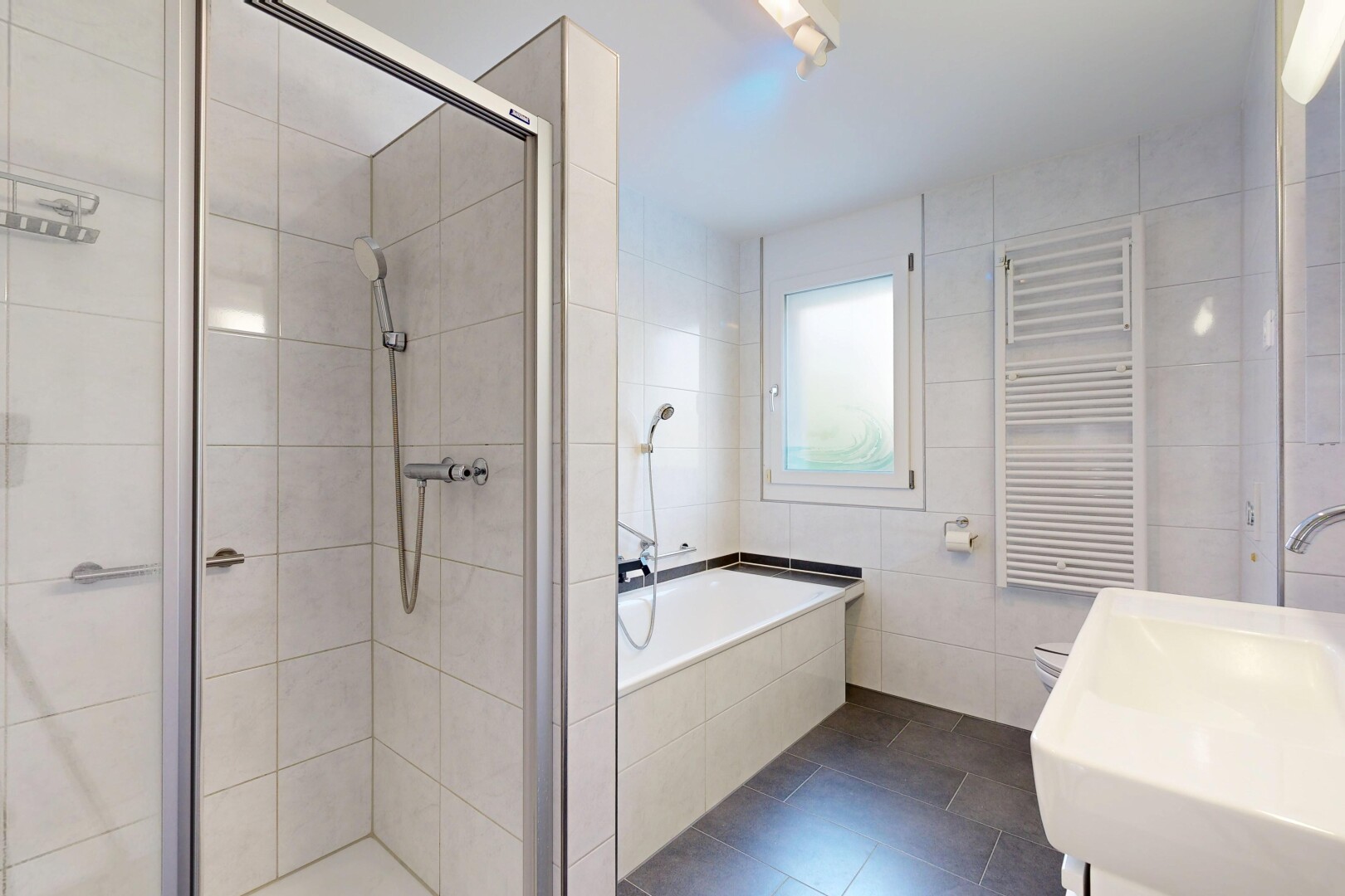 bad mit tile wall, fliesenwand, kühler, komplettes badezimmer, und handtuchwärmer
