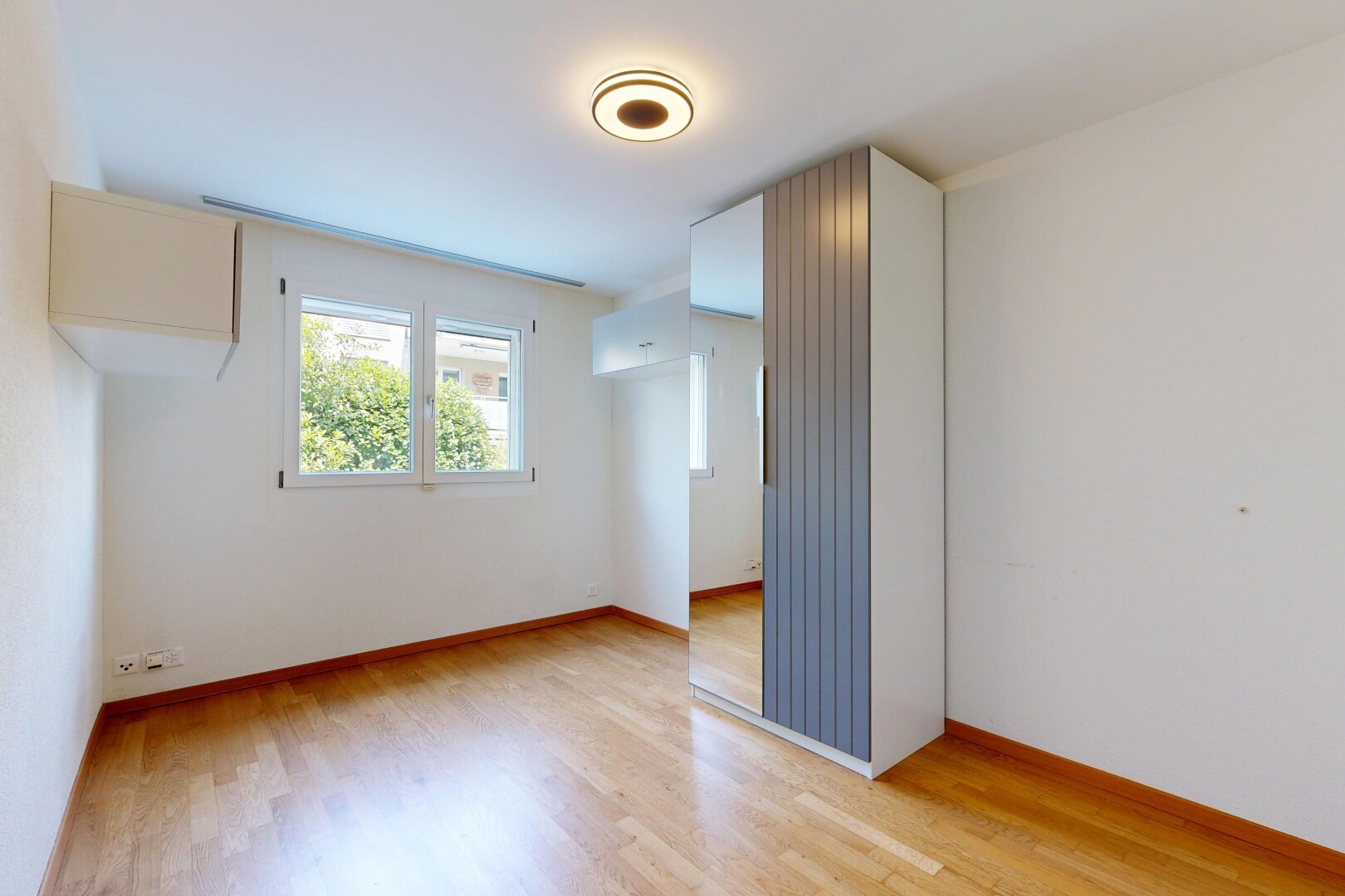 leerer raum mit holzfußboden, wood finish floor, gipskartonwand, drywall, und sockelleisten