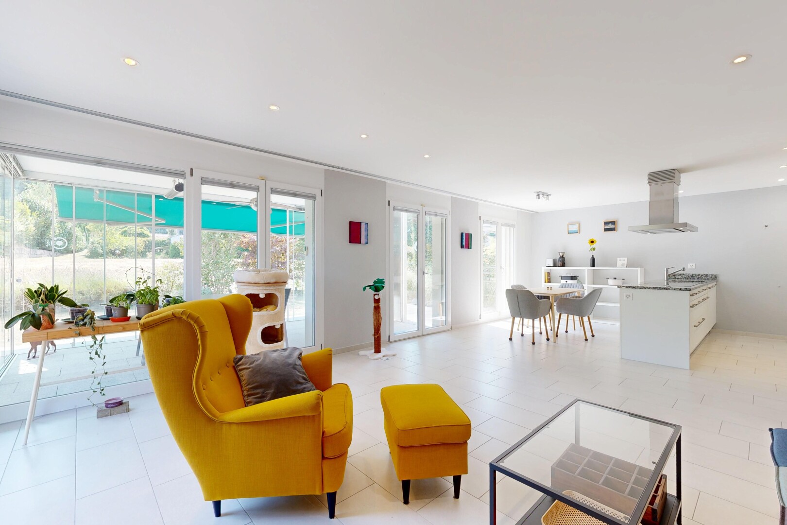 wohn- / esszimmer mit light floor, gipskartonwand, drywall, einbauleuchten, und inside property