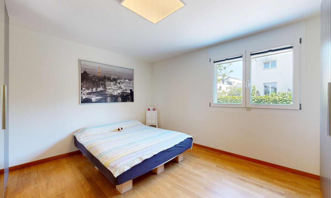 zimmer / schlafzimmer mit wood finish floor, holzfußboden, drywall, gipskartonwand, und baseboards wall