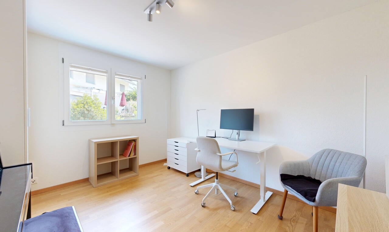 büro mit deckenbeleuchtung, holzfußboden, wood finish floor, gipskartonwand, und drywall