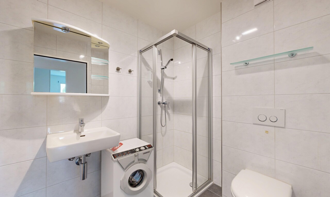 bad mit fliesenwand, tile wall, spiegel, komplettes badezimmer, und dusche