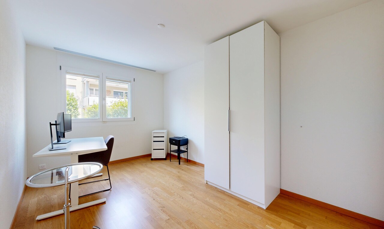 büro mit wood finish floor, holzfußboden, drywall, gipskartonwand, und inside property
