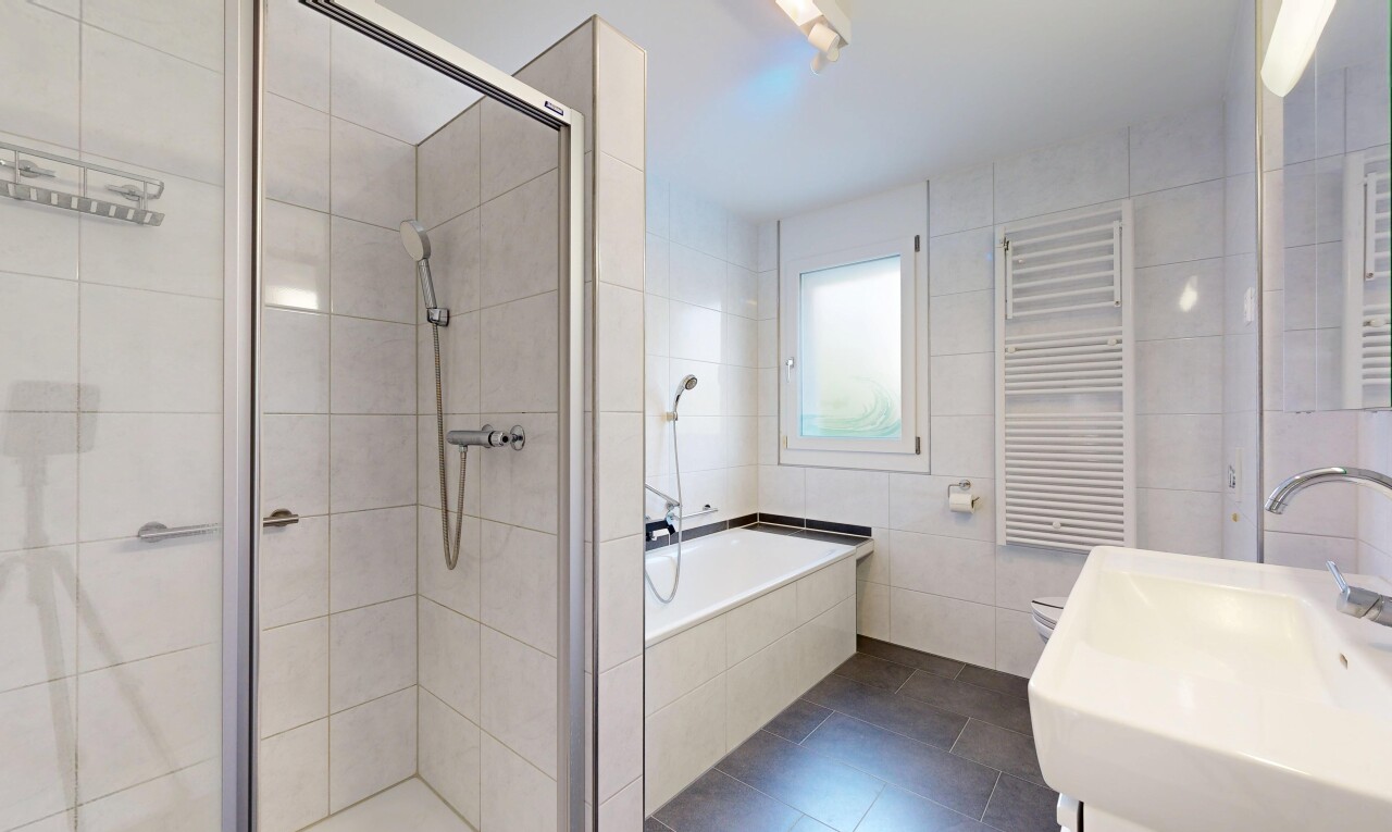 bad mit tile wall, fliesenwand, kühler, komplettes badezimmer, und handtuchwärmer