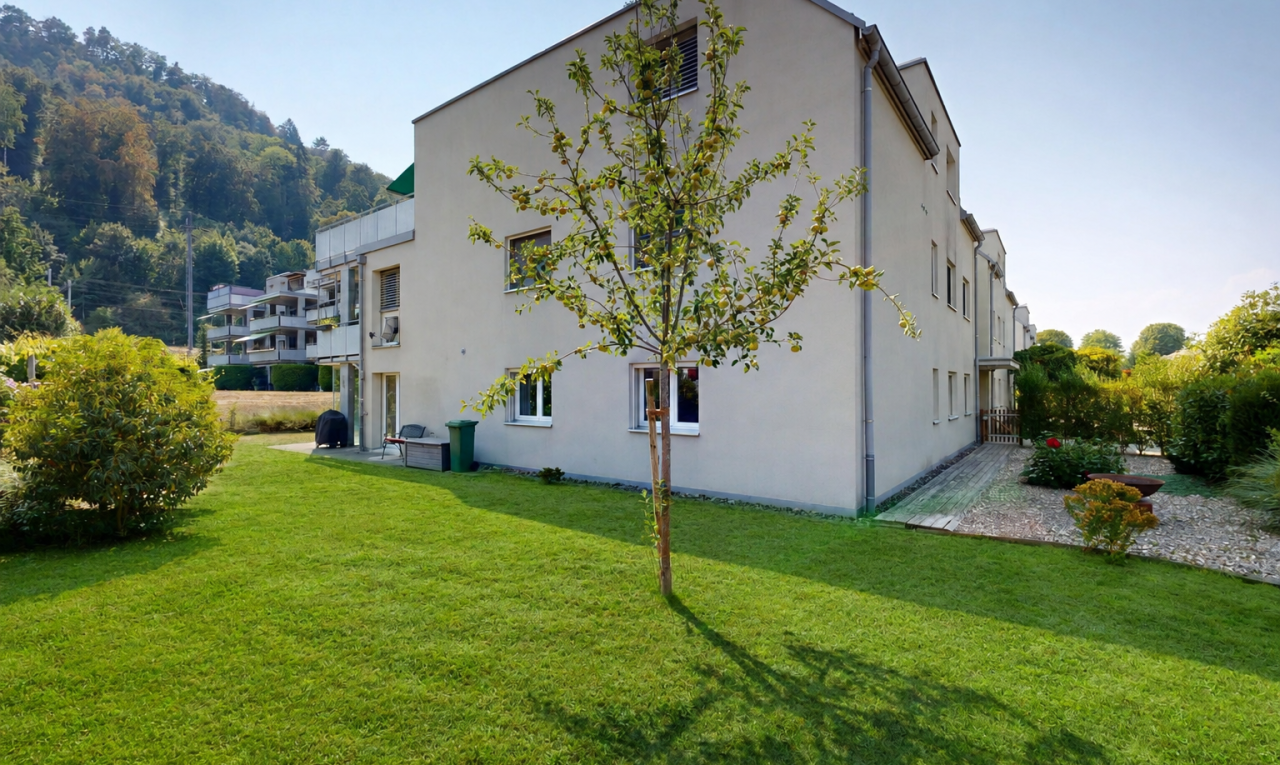 außenansicht mit rasen, property visible, stuckverkleidung, und day time
