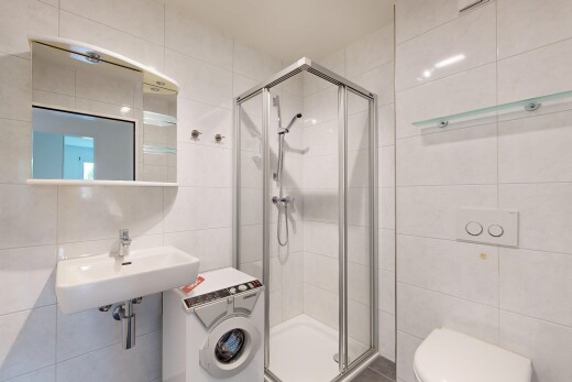 bad mit fliesenwand, tile wall, spiegel, komplettes badezimmer, und dusche
